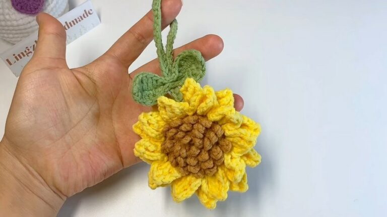 Easy & FREE Sunflower Keychain Crochet Pattern for Beginners