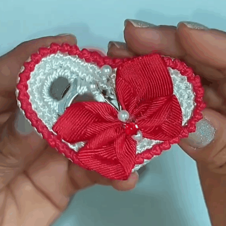 Vintage-Inspired Crochet Souvenir Box for Elegant Organization