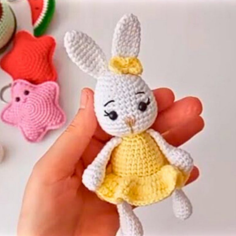 Simple Crochet Rabbit Keychain Pattern for Gifts and Bags