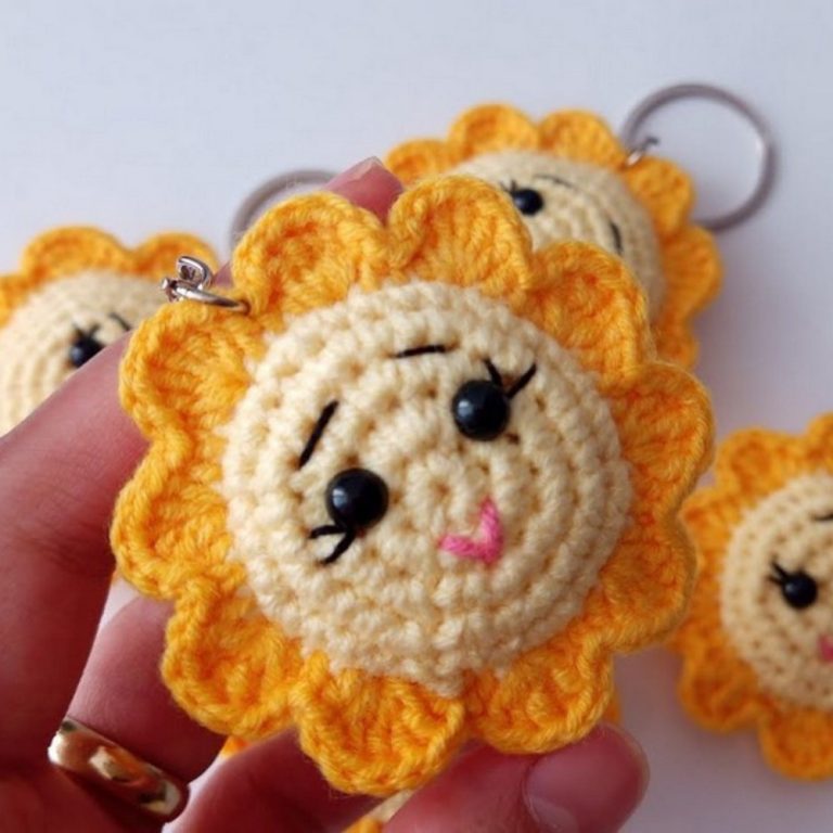 Simple Amigurumi Sun Keychain Pattern with Cute Sunny Details
