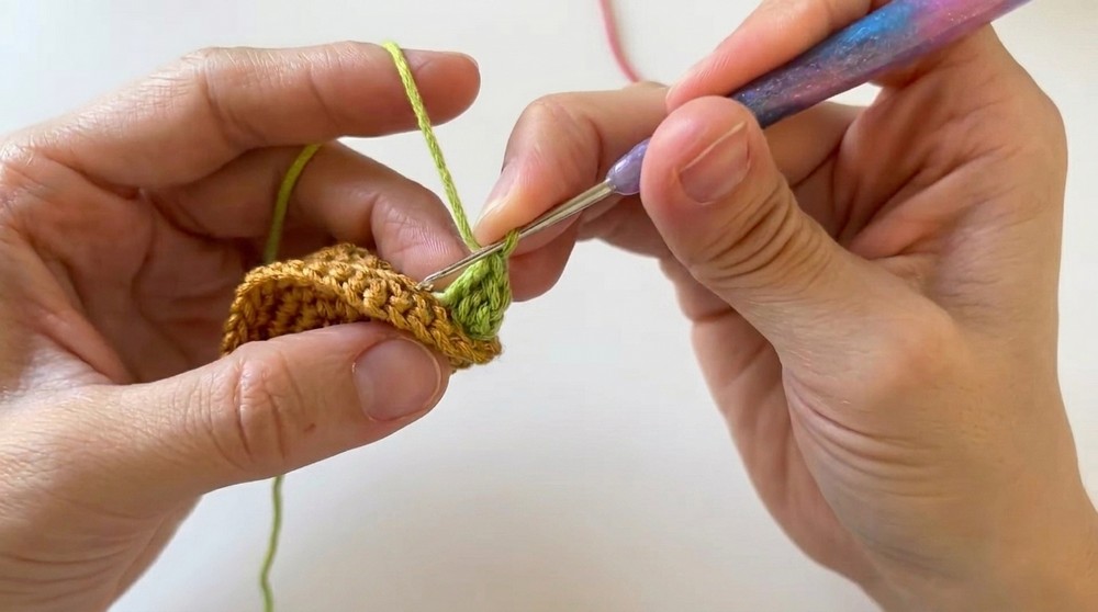 Crochet Taco Keychain Tutorial - Amigurumi Taco 6