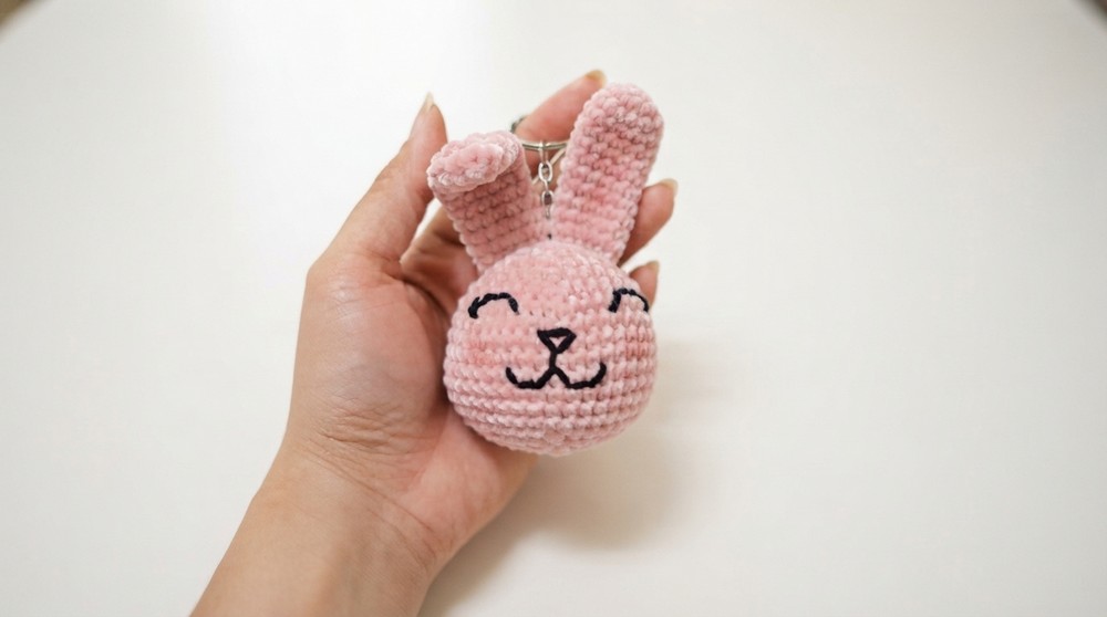 AMIGURUMI BUNNY KEYCHAIN 2