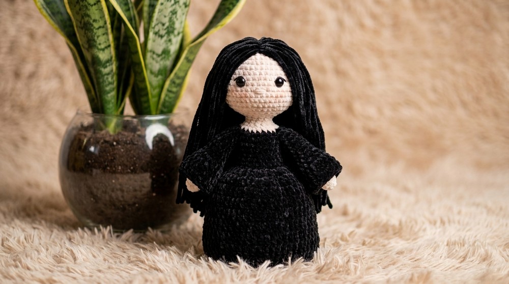 AMIGURUMI MORTICIA ADDAMS (younger version) 2