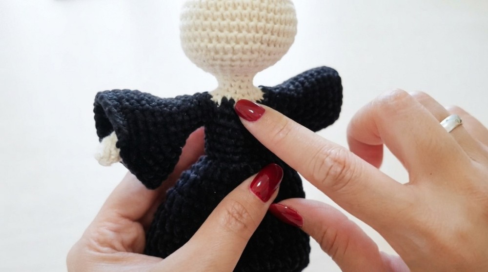 AMIGURUMI MORTICIA ADDAMS (younger version) 9