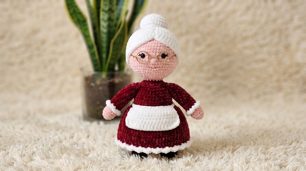 AMIGURUMI MRS CLAUS 2