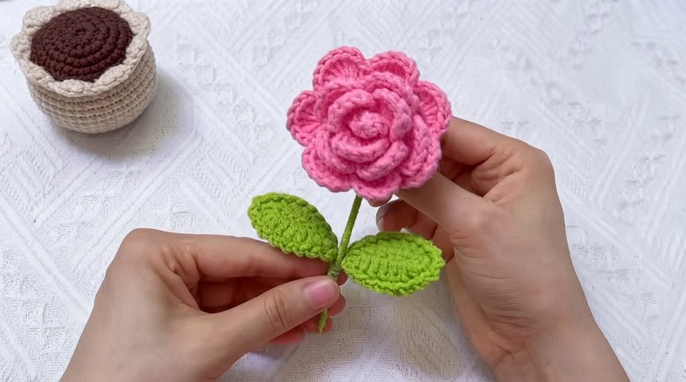 Beautiful Crochet Rose Pot with Easy Pattern (1)