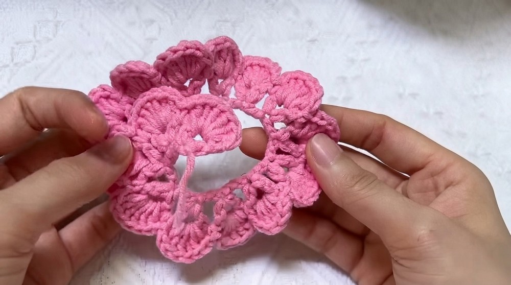 Beautiful Crochet Rose Pot with Easy Pattern (3)
