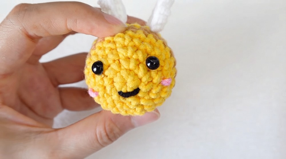 Crochet Bee Keychain Step by Step (1)