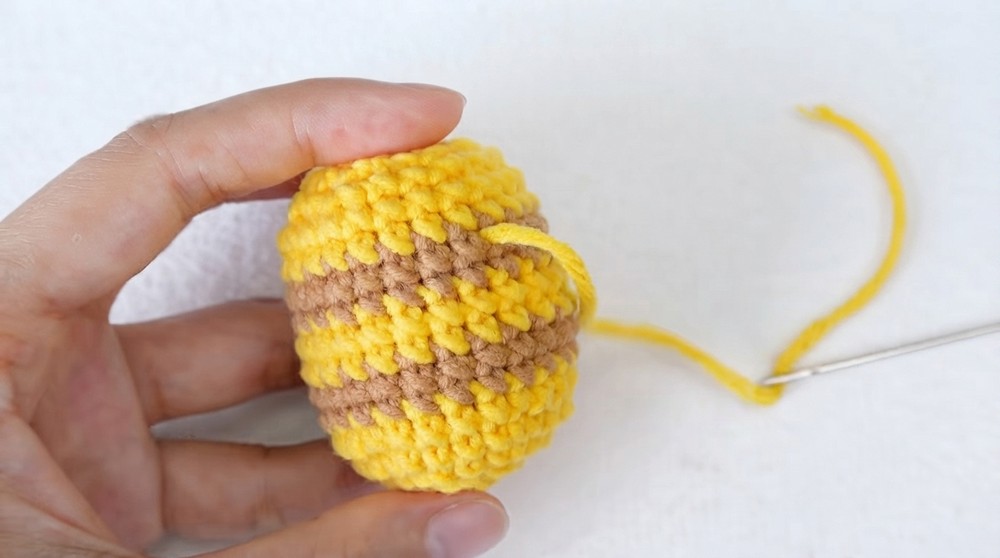 Crochet Bee Keychain Step by Step (6)