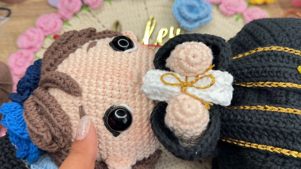 Crochet Graduation Bouquet Step by Step 🎓 20cm Easy and Elegant Amigurumi (9)