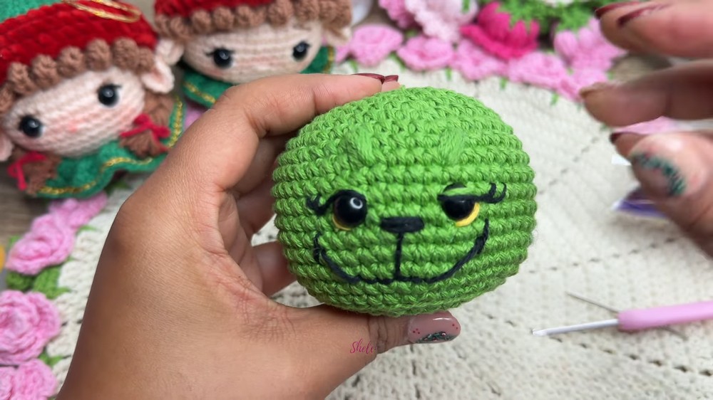 Crochet Grinch Ornament Easy and Quick Step-by-Step (6)