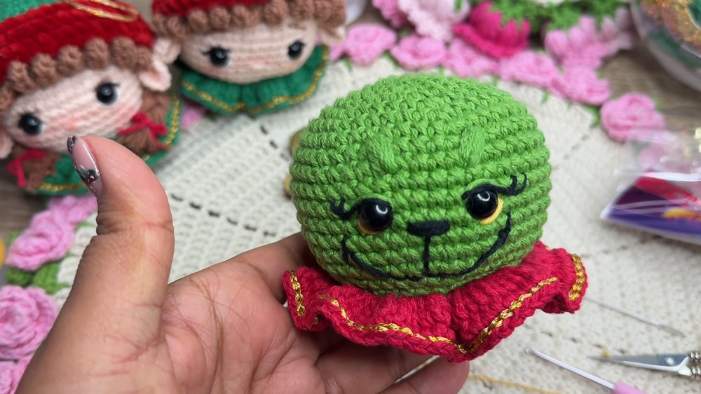 Crochet Grinch Ornament Easy and Quick Step-by-Step (7)
