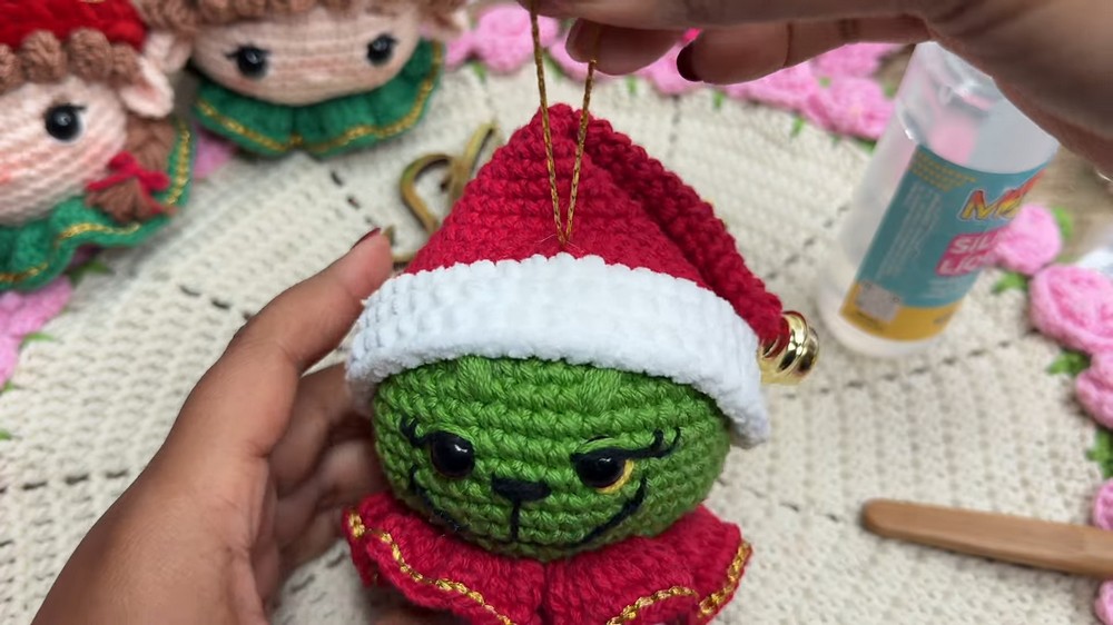 Crochet Grinch Ornament Easy and Quick Step-by-Step (9)