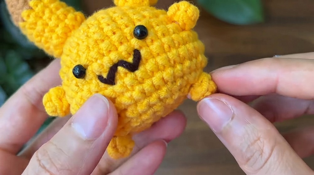 Crochet Pikachu Keychain Tutorial (3)