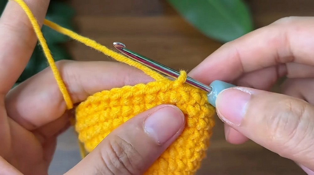 Crochet Pikachu Keychain Tutorial (4)
