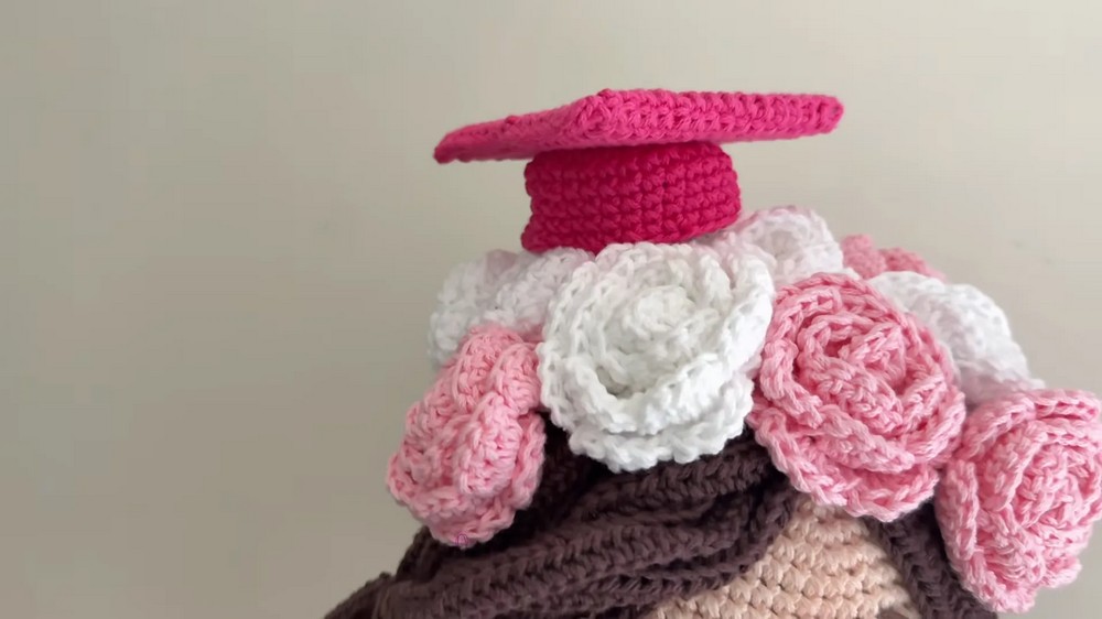 Crochet Reversible Doll Graduation Accessories 🎓 Stole, Cap and Diploma Step by Step 11
