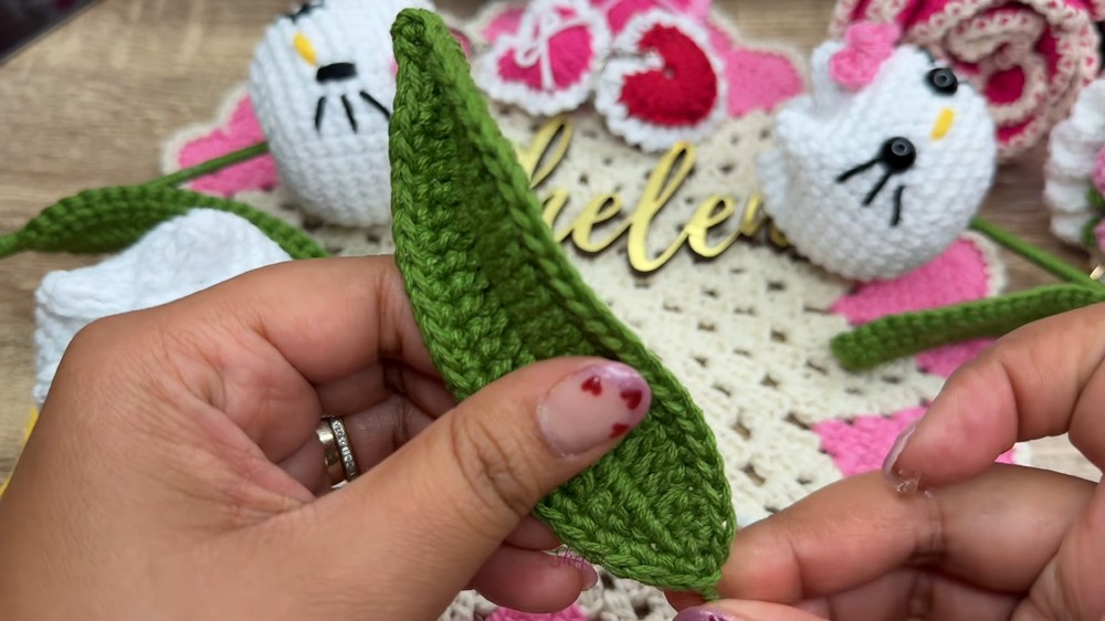Crochet Snoopy Tulip 🌷🐶 Easy Amigurumi Step by Step (2)