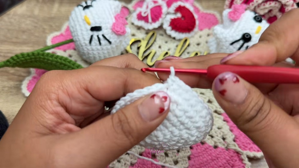 Crochet Snoopy Tulip 🌷🐶 Easy Amigurumi Step by Step (8)
