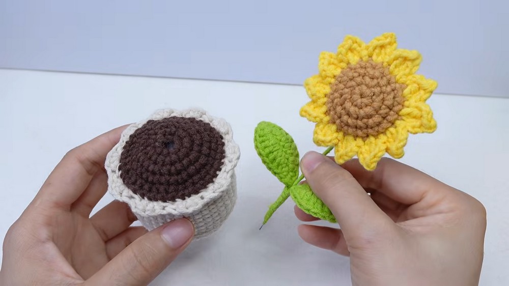 Crochet SunFlower Pot Tutorial (10)