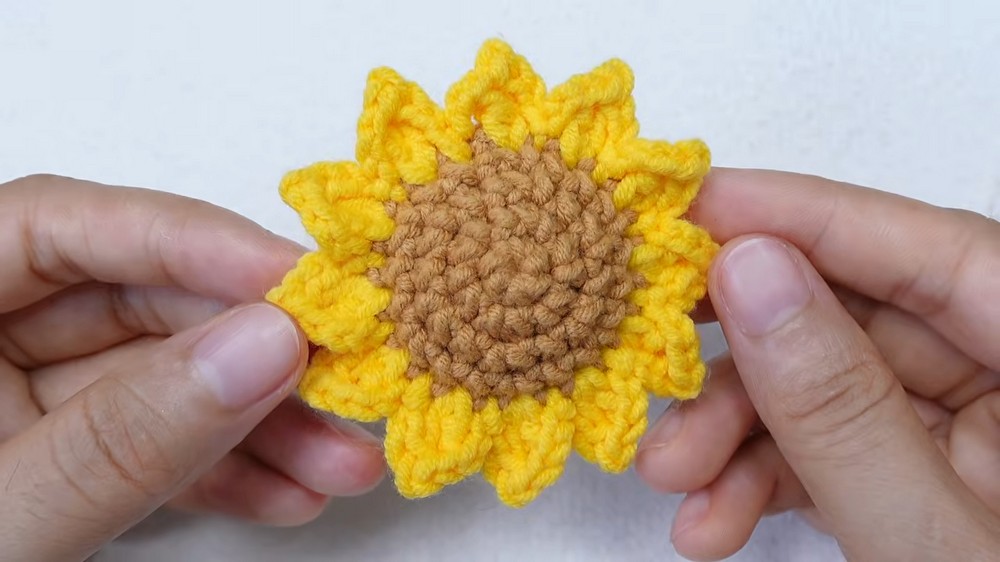 Crochet SunFlower Pot Tutorial (6)