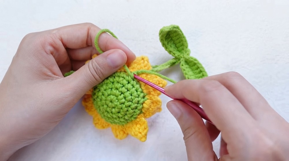 Crochet Sunflower Keychain Tutorial (1)