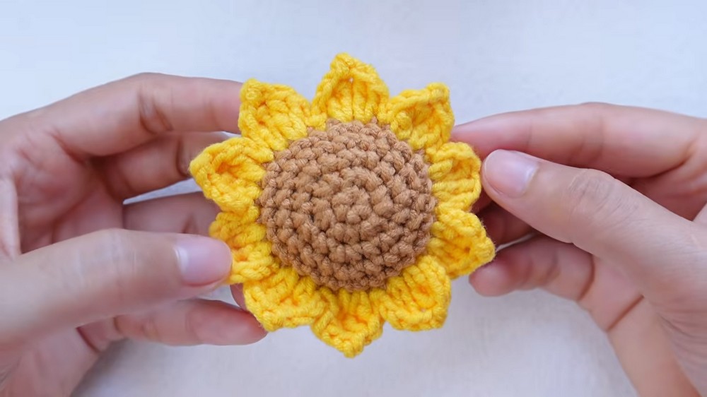 Crochet Sunflower Keychain Tutorial (4)