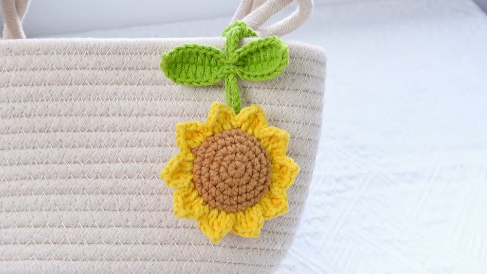 Crochet Sunflower Keychain Tutorial (7)