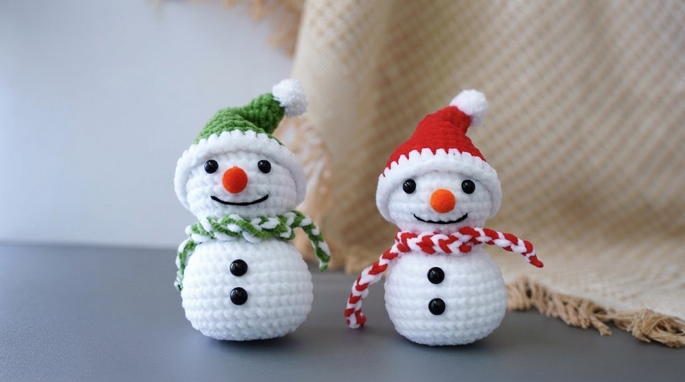 Crochet a Cute Christmas Snowman Tutorial (1)