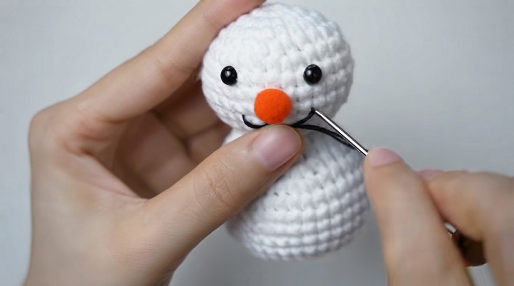 Crochet a Cute Christmas Snowman Tutorial (3)
