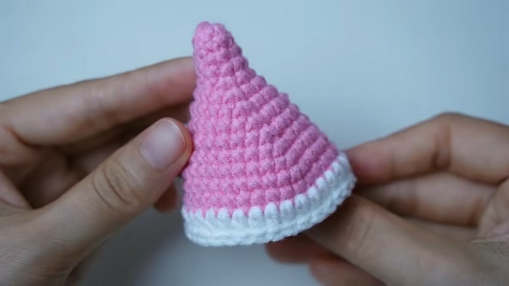 Crochet a Cute Christmas Snowman Tutorial (6)