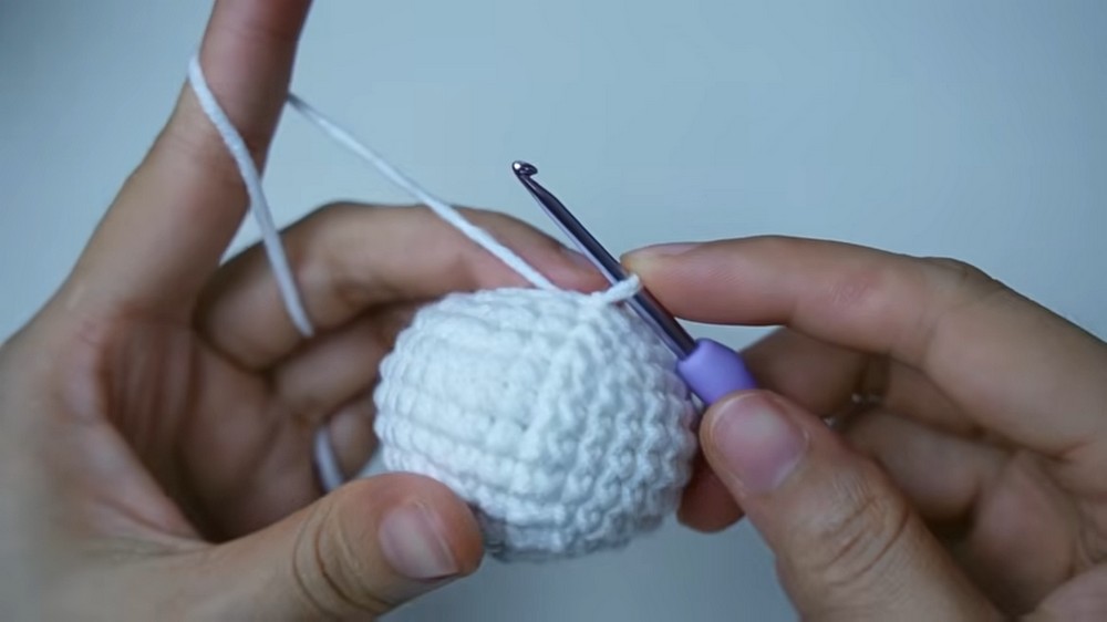 Crochet a Cute Christmas Snowman Tutorial (7)