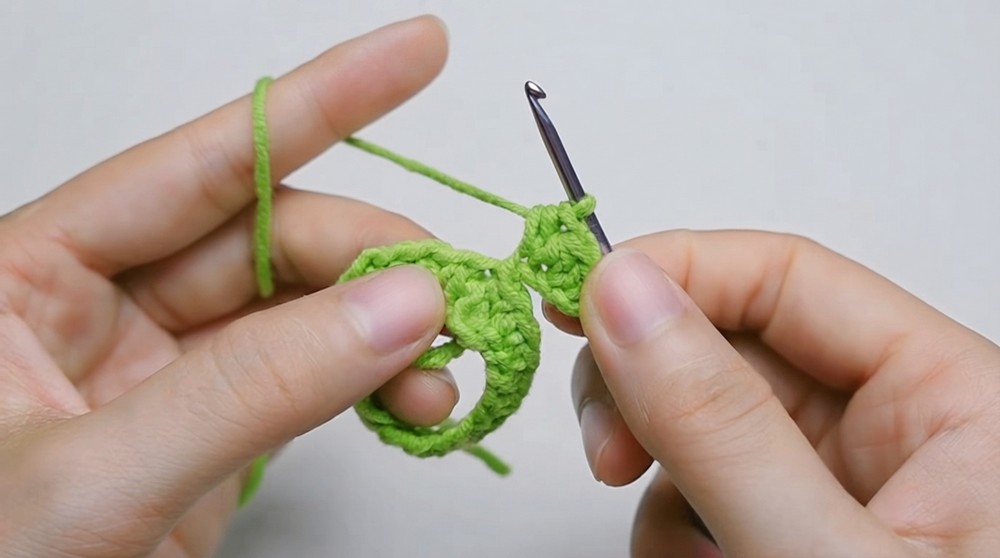 Easy Crochet Christmas Tree Tutorial for Beginners (2)