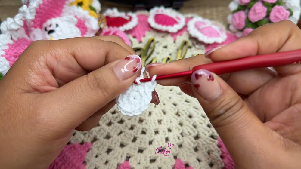 Hello Kitty Surprise Tulip Crochet 🌷 Amigurumi Step by Step (4)