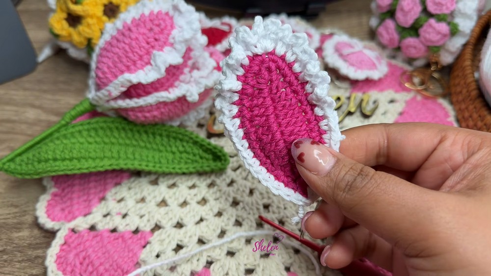 Hello Kitty Surprise Tulip Crochet 🌷 Amigurumi Step by Step (8)