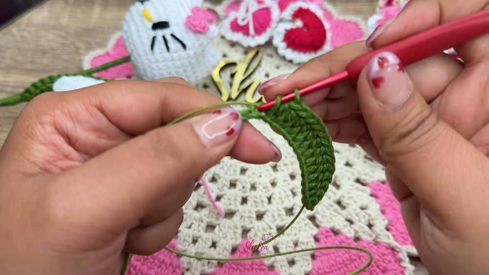 Hello Kitty Tulip Crochet 🌷 Step-by-Step Crochet Easy Amigurumi (7)