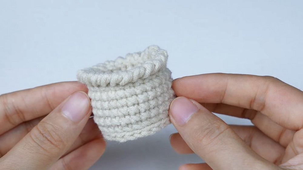 How to Crochet a Mini Flower Pot Pattern (5)