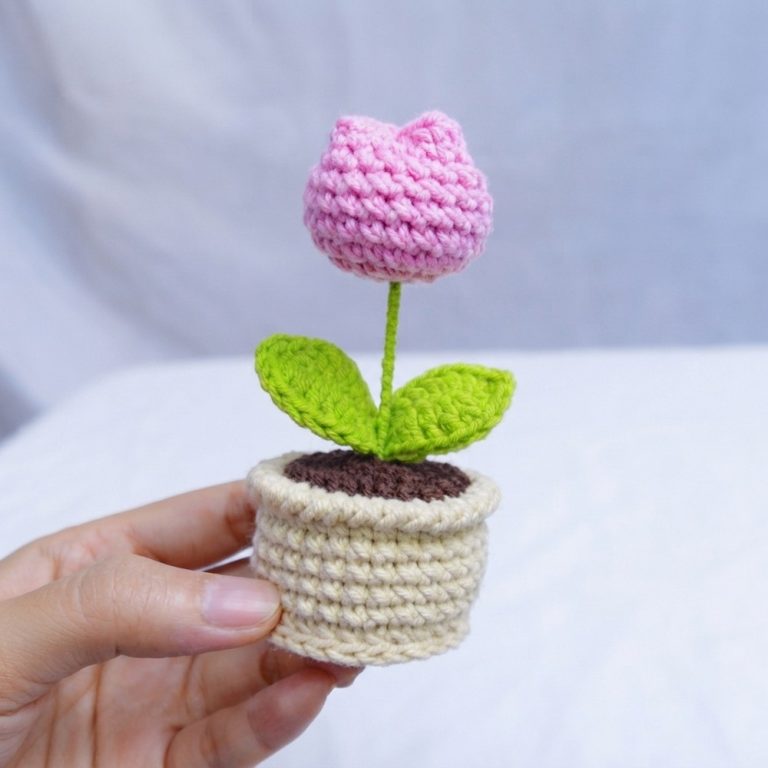 How to Crochet a Mini Tulip Pot (2)