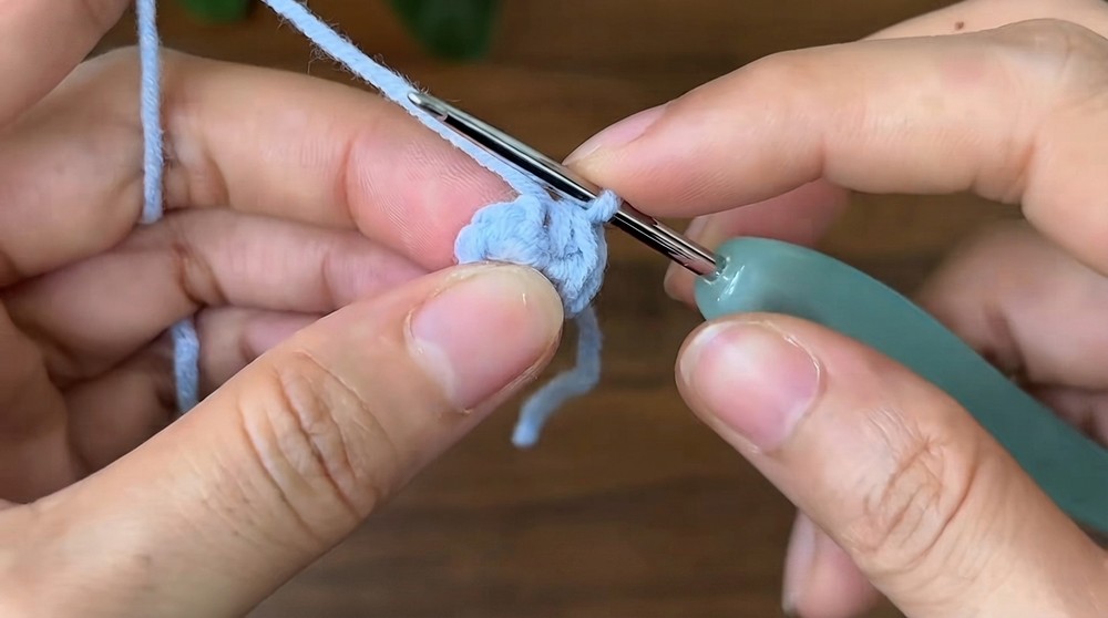 How to Crochet an Octopus Amigurumi keychain (1)