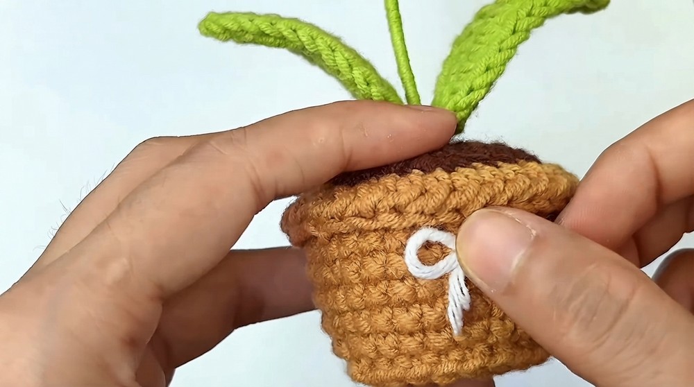 How to crochet a Mini Tulip Pot (2)
