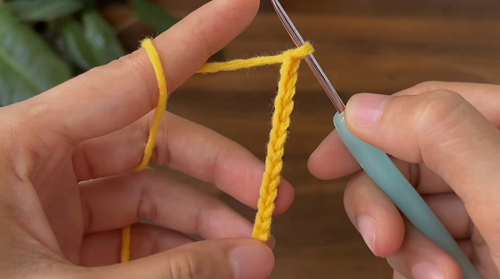 How to crochet an Amigurumi Banana keychain (4)