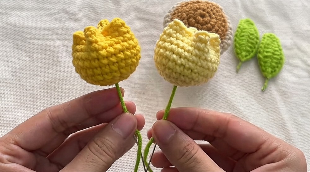 How to crochet mini Tulip Pot for beginners (2)