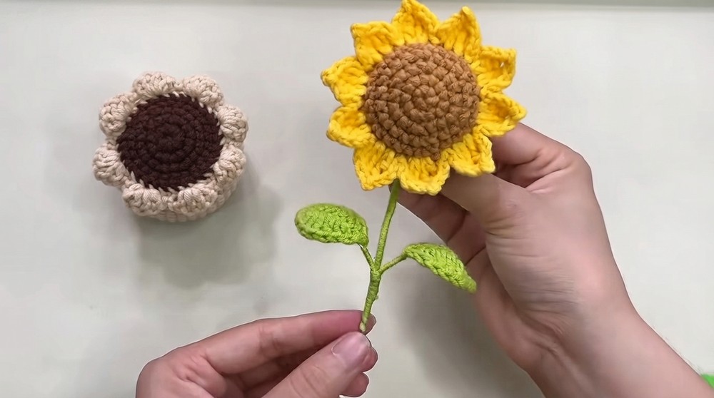 How to crochet sunflower pot for beginners (1)