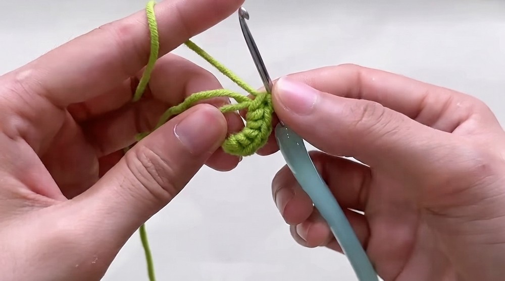 How to crochet sunflower pot for beginners (4)