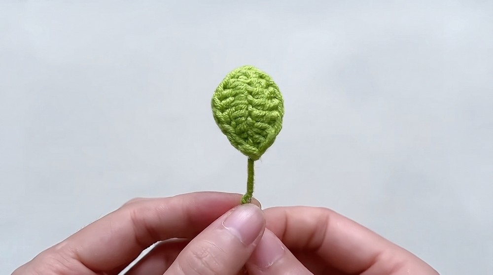 How to crochet sunflower pot for beginners (7)