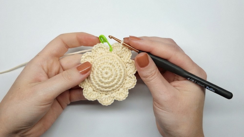 how to crochet this MINI ICE CREAM 4
