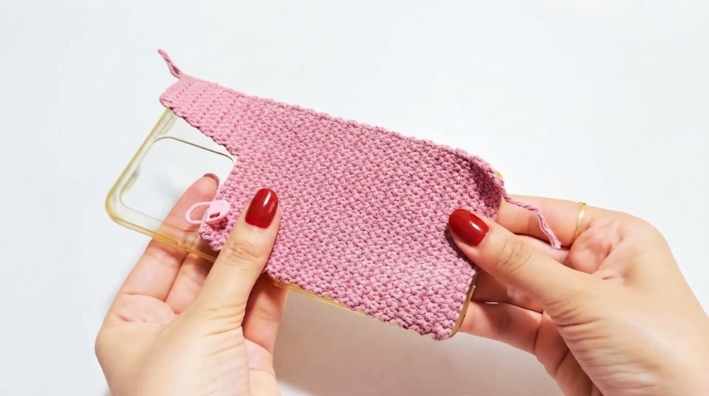 _Crochet Phone Case with Stunning Embellishments DIY Project (2)