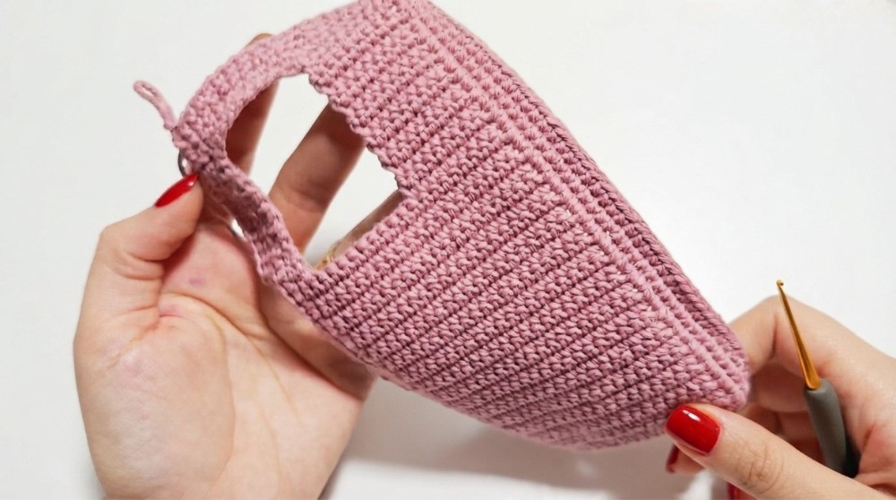 _Crochet Phone Case with Stunning Embellishments DIY Project (3)